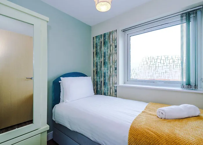 Large Townhouse By The Etihad & Coop Live Arena With Free Parking Дом отдыха