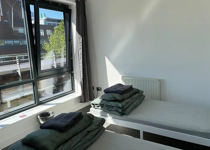 2-bed Sleeps 5 - Free Parking - Balcony * Manchester