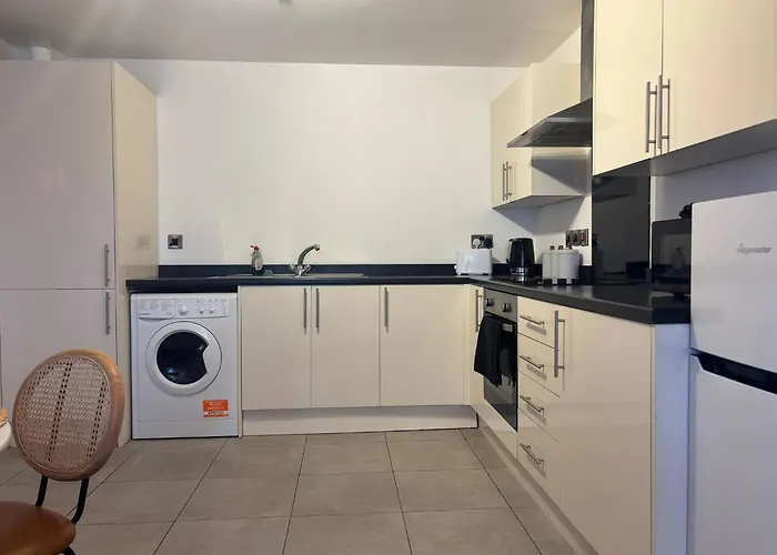 Stylish 2 Beds W/ Free Parking Near Old Trafford *