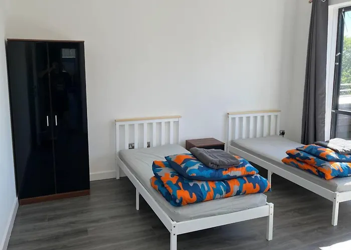 Apartment 2-bed Sleeps 5 - Free Parking - Balcony