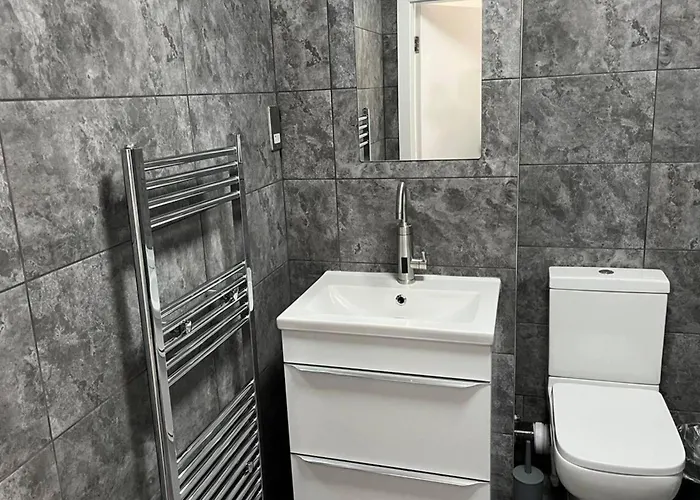 2-bed Sleeps 5 - Free Parking - Balcony 맨체스터