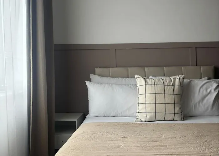 Sleeps 4 + Free Parking