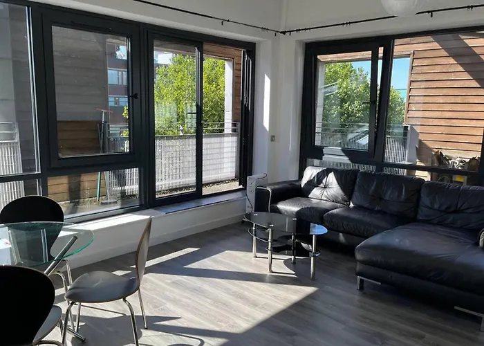 아파트 2-bed Sleeps 5 - Free Parking - Balcony