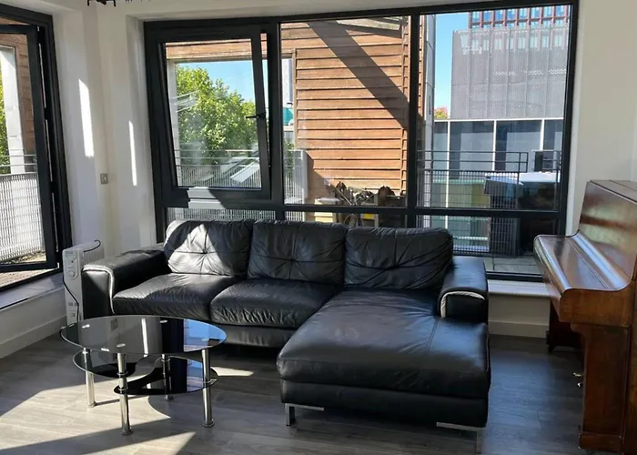 Lejlighed 2-bed Sleeps 5 - Free Parking - Balcony