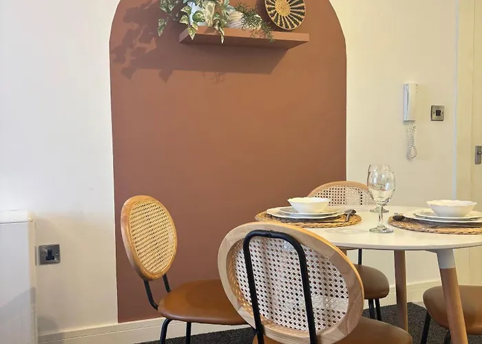 Stylish 2 Beds W/ Free Parking Near Old Trafford