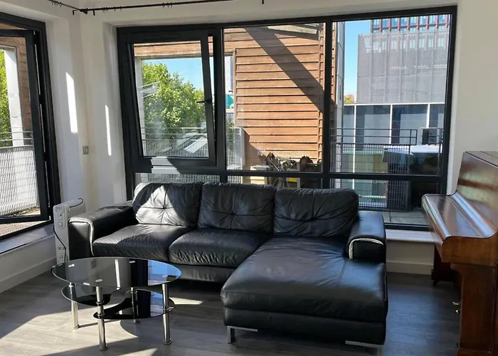 2-bed Sleeps 5 - Free Parking - Balcony Manchester