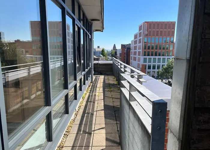 2-bed Sleeps 5 - Free Parking - Balcony