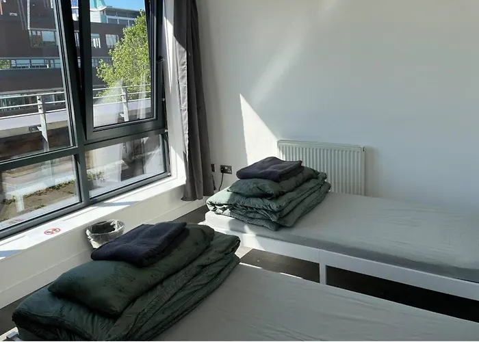 Apartment 2-bed Sleeps 5 - Free Parking - Balcony Manchester