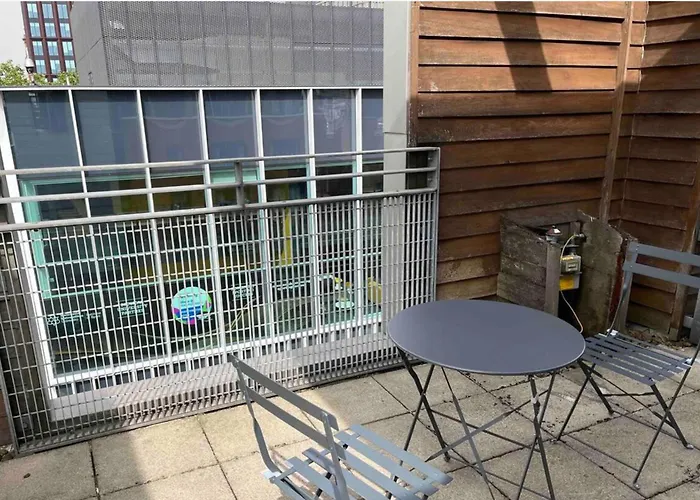 2-bed Sleeps 5 - Free Parking - Balcony