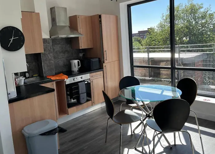 2-bed Sleeps 5 - Free Parking - Balcony Manchester