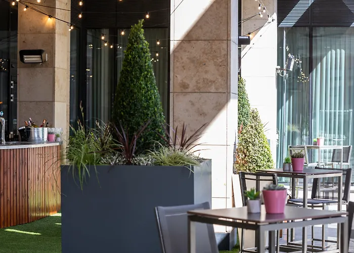 호텔 홀리데이 인 - 시티 센터 4*