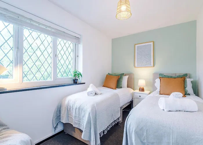 Stylish - 5g Wifi - Free Off-road Parking - Sleeps 7 *