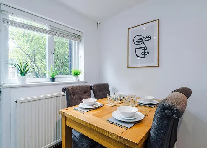 Stylish - 5g Wifi - Free Off-road Parking - Sleeps 7 *