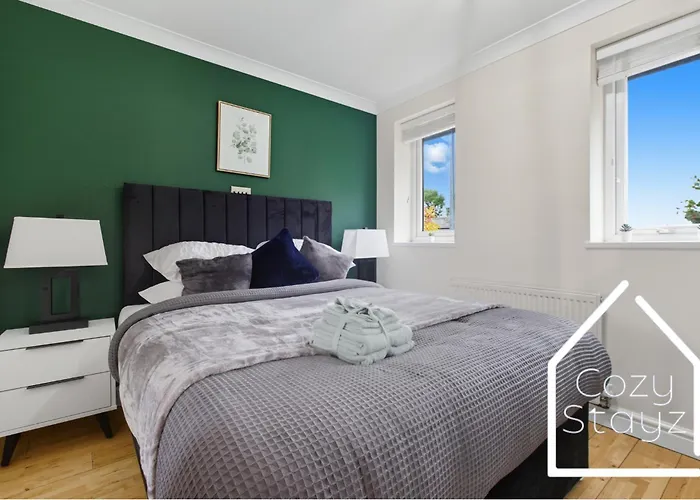 Spacious 4 Bedroom House With Pool Table And Pac-man Games In The Centre Holiday home *