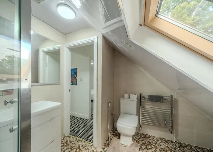 別荘 Modern 4-bed Retreat In Prestwich, Perfect For Weekend Getaways