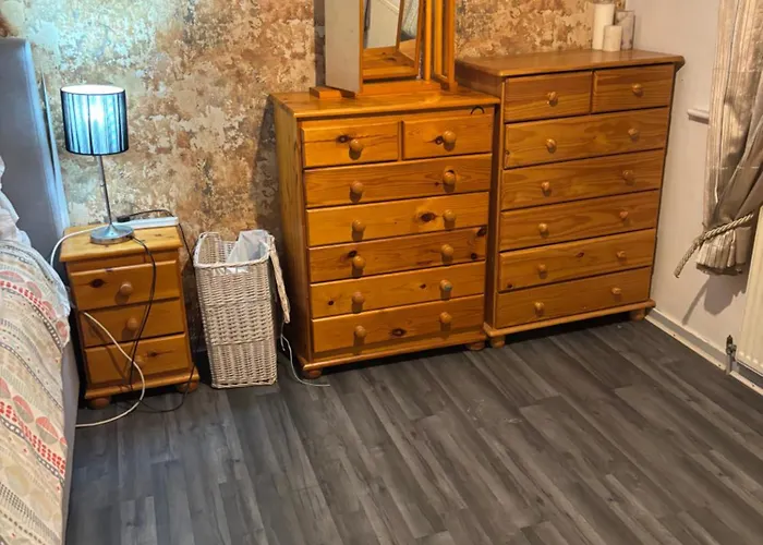 Female&family Single, Double And King Size With Shared Bathroom * Manchester