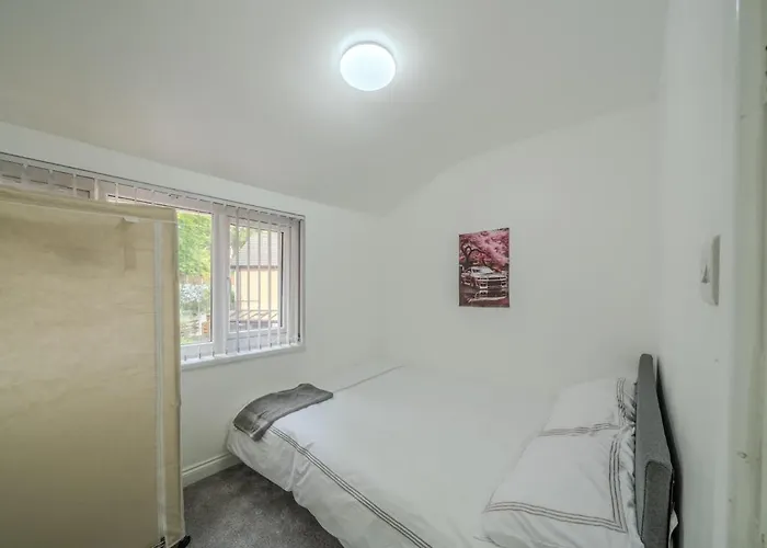 Modern 4-bed Retreat In Prestwich, Perfect For Weekend Getaways マンチェスター