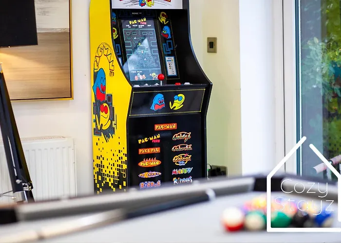 Holiday home Spacious 4 Bedroom House With Pool Table And Pac-man Games In The Centre