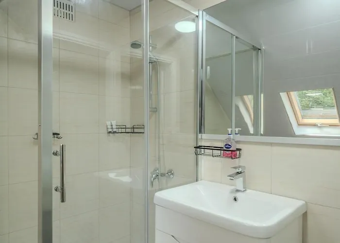 Modern 4-bed Retreat In Prestwich, Perfect For Weekend Getaways