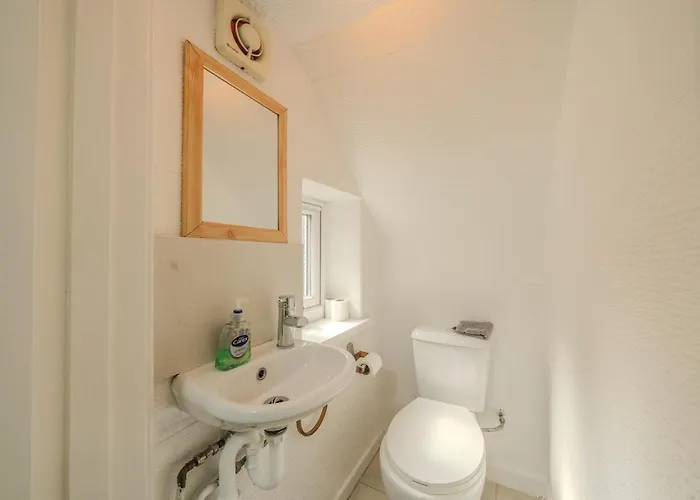 Modern 4-bed Retreat In Prestwich, Perfect For Weekend Getaways マンチェスター