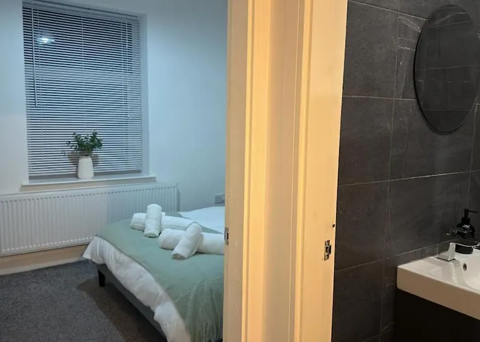 Home Near Etihad, Free Parking, Workplace & Garden * Manchester