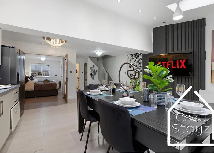 Spacious 4 Bedroom House With Pool Table And Pac-man Games In The Centre Manchester