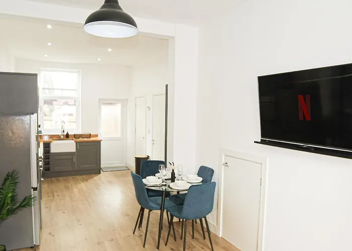 Home Near Etihad, Free Parking, Workplace & Garden * Манчестер