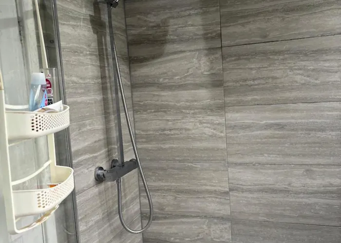 Female&family Single, Double And King Size With Shared Bathroom *