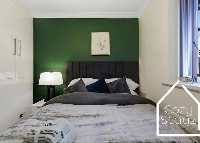 Spacious 4 Bedroom House With Pool Table And Pac-man Games In The Centre Holiday home *