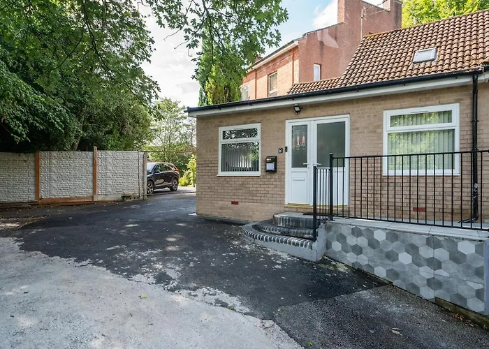 Modern 4-bed Retreat In Prestwich, Perfect For Weekend Getaways * マンチェスター