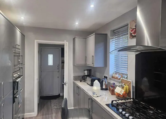 Casa de Férias Sleeps 5 - Free Parking - Near Airport &