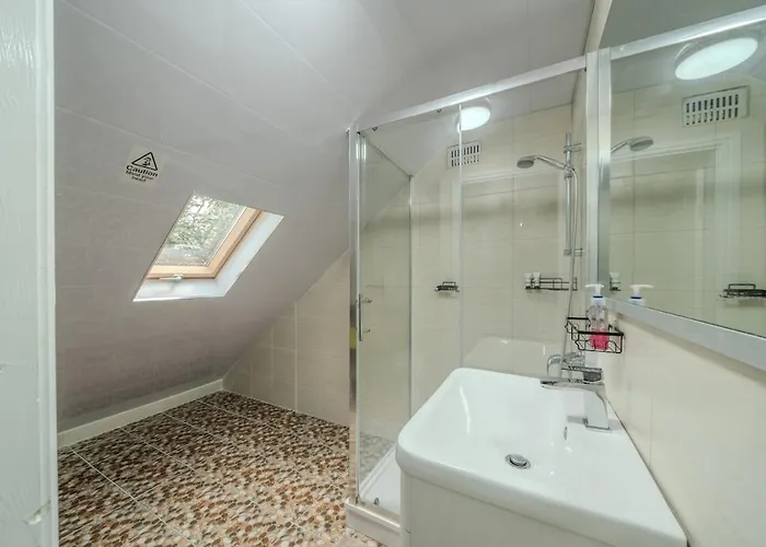 別荘 Modern 4-bed Retreat In Prestwich, Perfect For Weekend Getaways