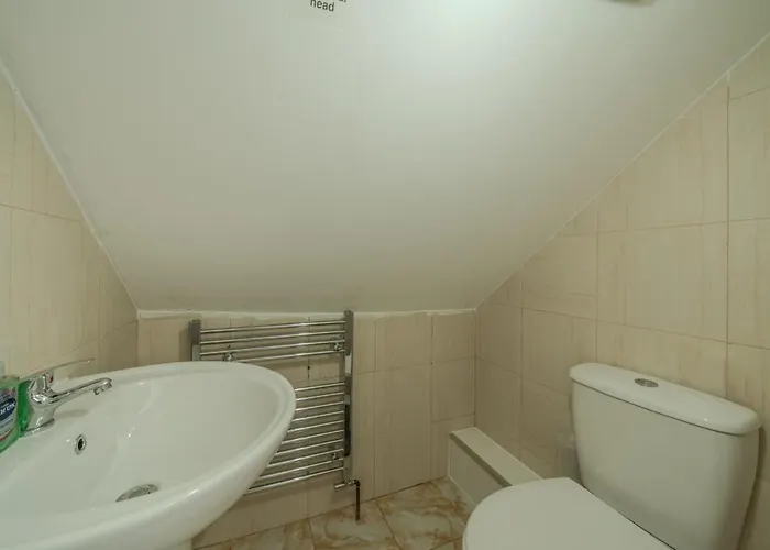 Modern 4-bed Retreat In Prestwich, Perfect For Weekend Getaways