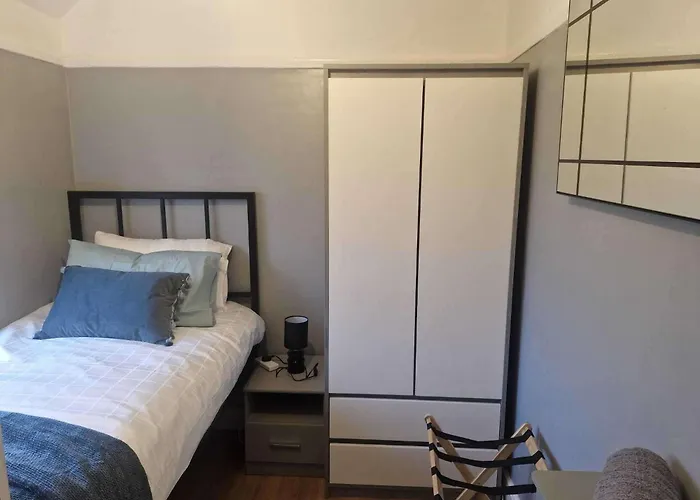 Prázdninový dům Sleeps 5 - Free Parking Wifi Near Airport & *