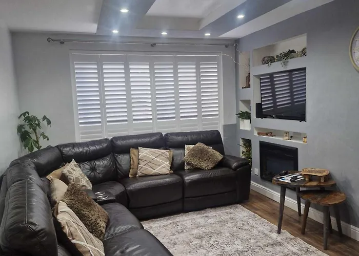 Sleeps 5 - Free Parking - Near Airport & *