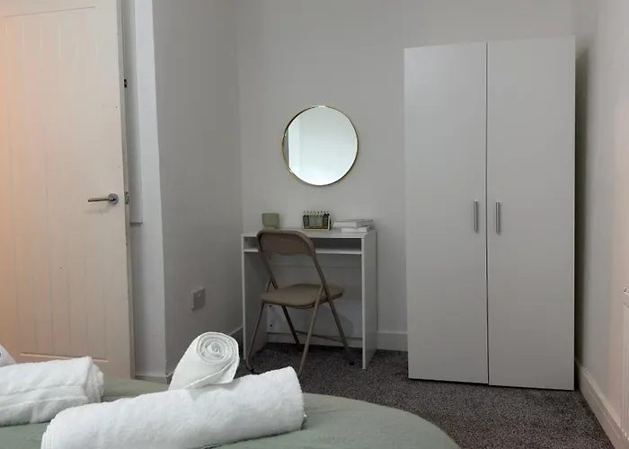 Дом отдыха Home Near Etihad, Free Parking, Workplace & Garden *