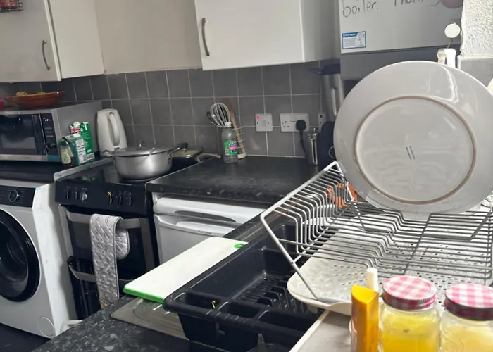 Female&family Single, Double And King Size With Shared Bathroom *