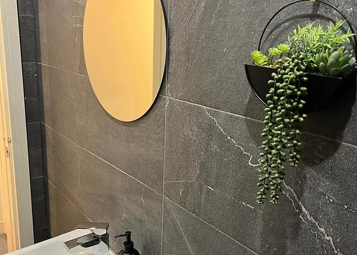 Home Near Etihad, Free Parking, Workplace & Garden Манчестер