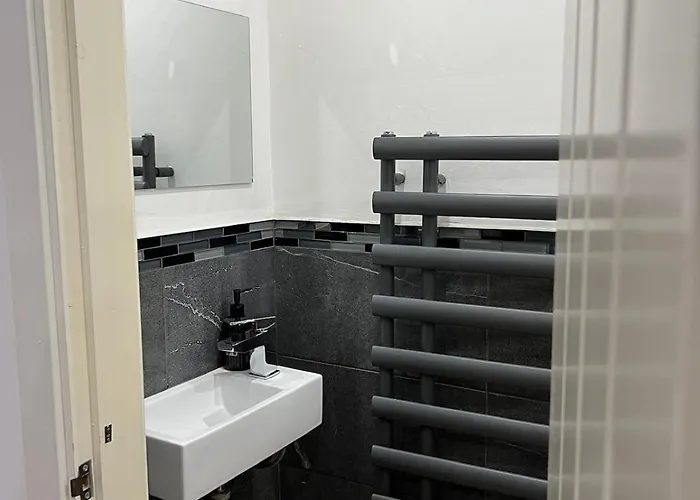 Home Near Etihad, Free Parking, Workplace & Garden Манчестер