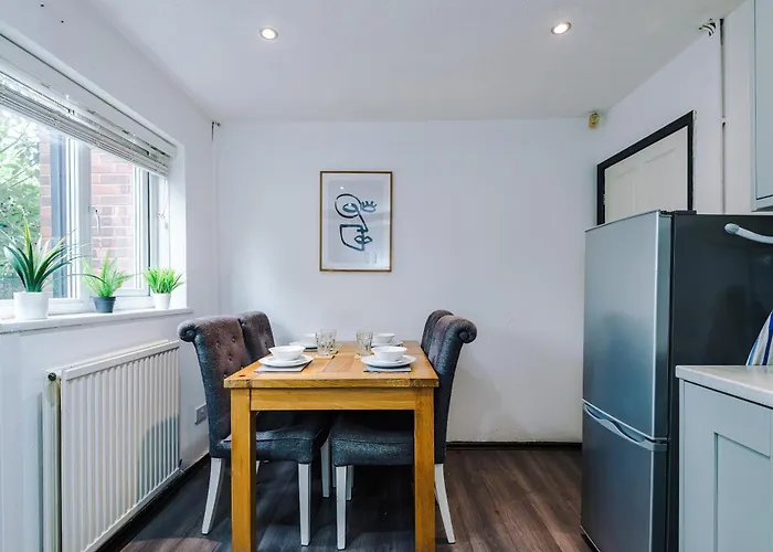 Stylish - 5g Wifi - Free Off-road Parking - Sleeps 7 Manchester