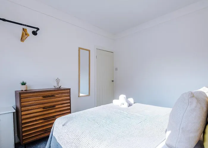 Stylish 3 Bedroom - Free Parking, Smart Tv, Sleeps 8