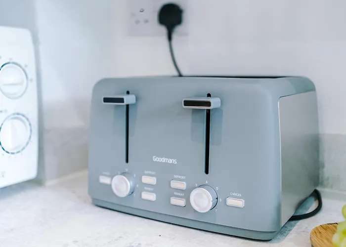 Stylish - 5g Wifi - Free Off-road Parking - Sleeps 7 *