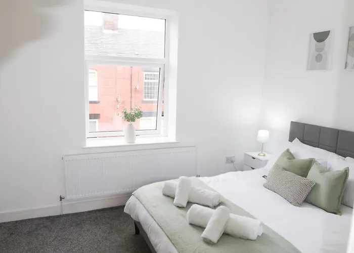 Home Near Etihad, Free Parking, Workplace & Garden Дом отдыха Манчестер