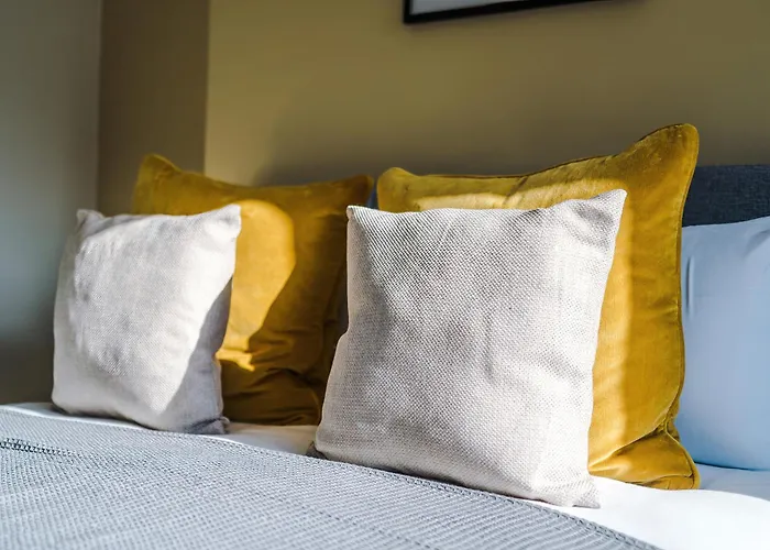 Stylish 3 Bedroom - Free Parking, Smart Tv, Sleeps 8