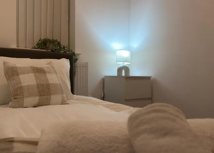 Home Near Etihad, Free Parking, Workplace & Garden