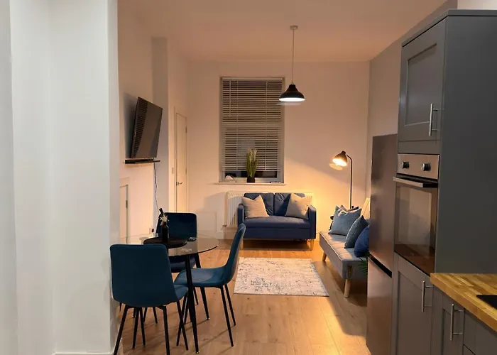 Dom wakacyjny Home Near Etihad, Free Parking, Workplace & Garden *