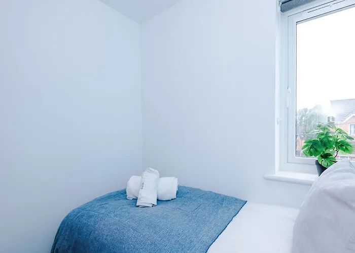 Modern 3 Bedroom - Driveway Parking For 2 Vehicles, Close To Centre Manchester