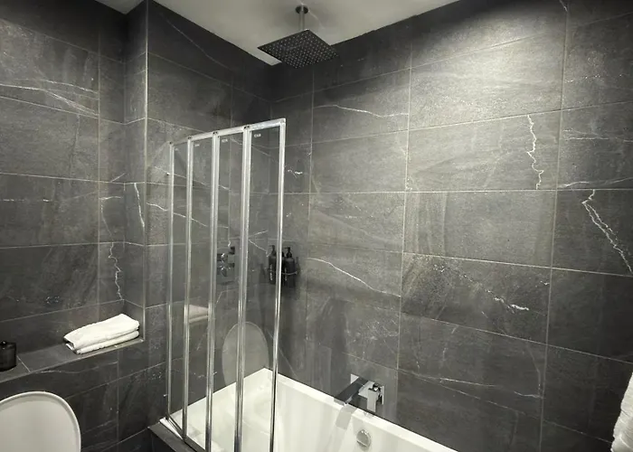 Home Near Etihad, Free Parking, Workplace & Garden