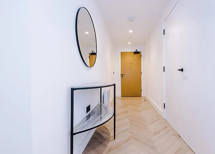 Stylish 2 Bed 2 Bath In מנצ'סטר