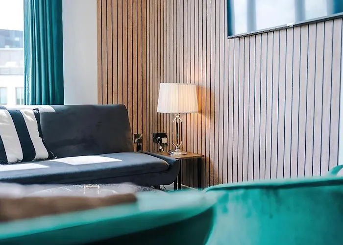 Quay House - Modern In Salford